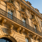 façade haussmannienne ensoleillée à Paris