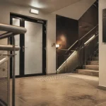 cage d'escalier immeuble : sécurité incendie, rampe, porte coupe-feu, BAES