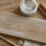 Ceruser un bois : chêne cérusé, veinage visible avec pâte blanche
