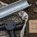 Drainage eau de pluie gouttière : tuyau et graviers pour protéger les fondations
