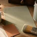 Photo déco : vert saugr et nuances associées, table bois clair