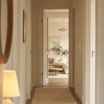 Couleur peinture pour couloir lumineux : couloir plus grand, murs blanc cassé