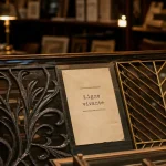 Différence entre art déco et art nouveau : panneaux géométriques et lignes organiques