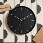 Horloges design grand diamètre, matières et silence sur table bois clair