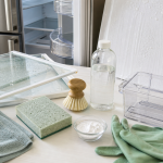 Nettoyer frigo sans odeur ni bactéries : frigo ouvert et accessoires de nettoyage