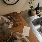 Pendule pour cuisine à cadran blanc et chiffres noirs, lisible et décorative