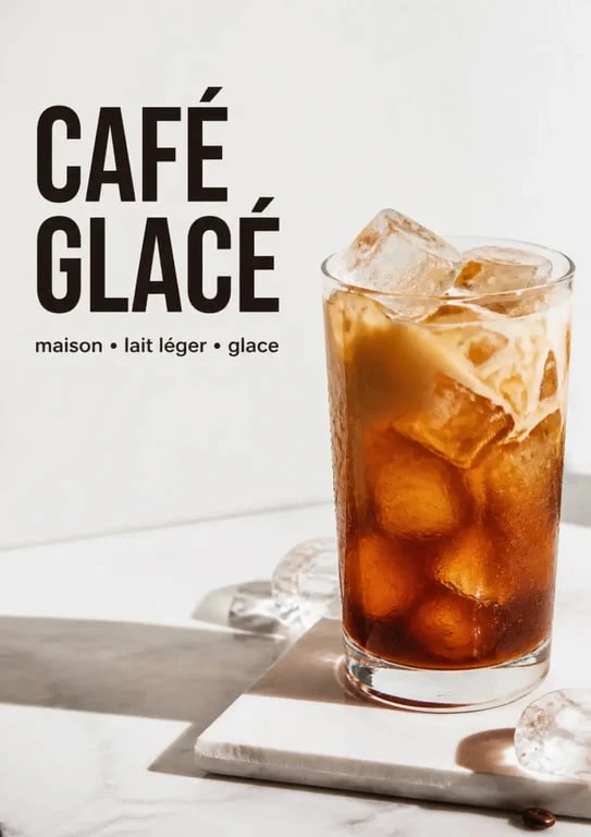 Recettes café glacé maison dans un grand verre avec glaçons et lait, photo appétissante